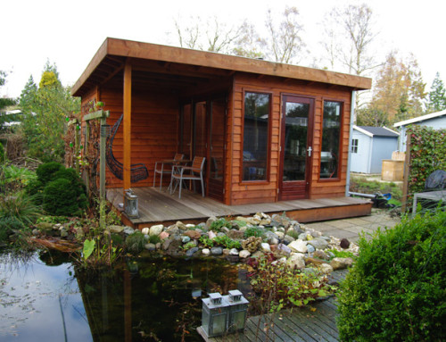 Houten tuinhuis met houten terras
